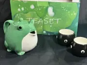 UNITED STATES SELLER Momma Frog & Tadpoles Tea Pot / Cup Set NEW IN BOX Teapot