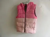 在飛比找Yahoo!奇摩拍賣優惠-二手QUECHUA粉紅鋪棉背心   110Cm
