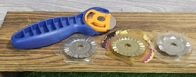 Fiskars ROTARY PAPER EDGER - Device + 1 Cutting Blade & 3 Edging Blades - Read