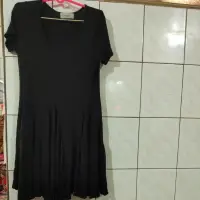 在飛比找蝦皮購物優惠-韓版NANING9黑圓領洋裝時尚感覺