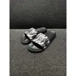 【𝐆𝐎𝐋𝐃𝐄𝐍 中壢店】MONCLER BASILE 3D M標誌浮雕立體標誌橡膠拖鞋