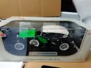 SIGNATURE MODEL 1934 DUESENBERG DIECAST CAR W DISPLAY STAND 1:18 SCALE NEW