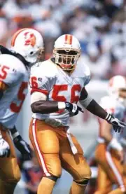 Middle linebacker Hardy Nickerson Tampa Bay Buccaneers talks to- 1995 Old Photo