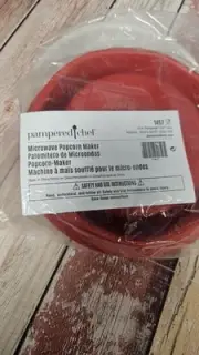 New PAMPERED CHEF Microwave Popcorn Maker 1457 Red Collapsible Silicone NIP