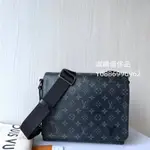 二手精品 LV 路易威登 DISTRICT PM 黑經典花紋時尚磁釦大號斜背包 M44001 現貨