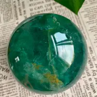 在飛比找Yahoo!奇摩拍賣優惠-309天然綠螢石水晶球擺件綠色水晶原石打磨屬木客廳辦公家居喬