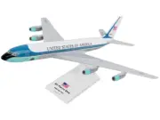 Skymarks SKR312 Boeing VC-137 Air Force One 27000 Desk Top Model 1/150 Airplane