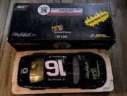 Dale Earnhardt Owner/Ron Hornaday Jr Driver Smith & Wesson 1:24th Scale Diecast
