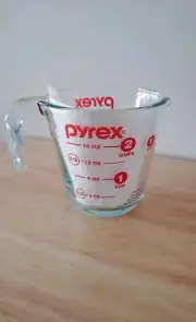 Pyrex Glass Measuring Cup Red Lettering Open J Handle 2 Cup Vintage (#03)