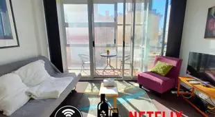 Trendy 2 Bedroom CBD Apartment - FREE WINE/WIFI/NETFLIX