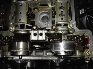 BENZ賓士M271evo儀錶亮引擎燈 冷車起動異音 起動困難 進排氣可變凸輪軸齒盤故障E200 E250 CGI