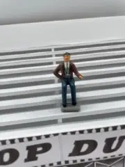 F1046 - Greenhills Scalextric Carrera Seated Male Spectator 1.32 Scale Hand Pain