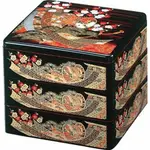 傳統的 重箱 便當 容器 年菜 優雅的黑色花在日本