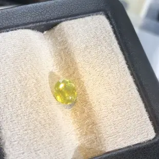 【艾爾莎寶石】1.1ct 天然無燒榍石 高淨度 色散超越鑽石 極品黃綠色！Sphene 陽光下七彩炫光