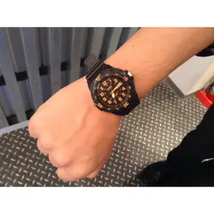 【金台鐘錶】CASIO卡西歐 潛水風100米防水 指針錶 (學生 當兵 考試 必備) 黑底橘字 MRW-200H-4B