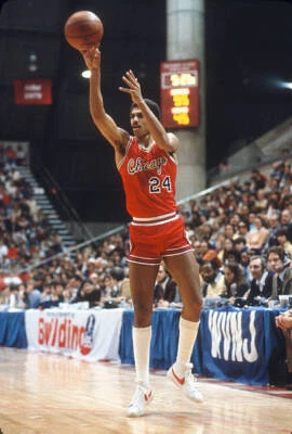 Reggie Theus of the Chicago Bulls Basketball 1980 Photo 5