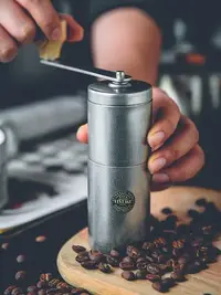 在飛比找Yahoo!奇摩拍賣優惠-現貨 日本進口青芳制作所復古手動咖啡豆研磨機可調節手搖磨豆機