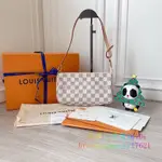 LV 路易威登 DAMIER AZUR 麻將包 棋盤格 帆布 配飾包 腋下包 單肩包 N41207女款 白色