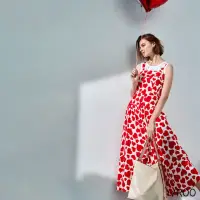 在飛比找momo購物網優惠-【iROO】氣質紅色愛心印花假兩件式無袖長洋裝