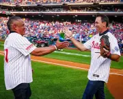 Carlos Ruiz & Brad Lidge On Field Handshake Philadelphia Phillies 8x10 MLB Photo