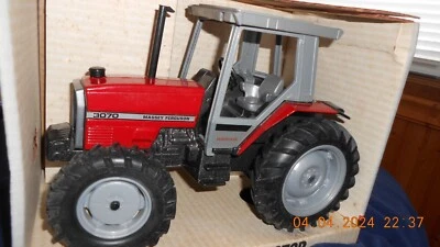 New Ertl Massey Ferguson 3070 4-WD 1/16 Scale Diecast Metal Tractor Made in USA.