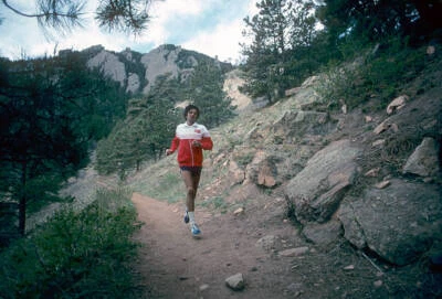Frank Shorter in action running outdoors Boulder CO 4 23 1976 - Old Photo