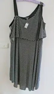 BEAUTIFUL BLACK AND WHITE STRIPED DRESS BY AUTOGRAPH SIZE 22 NWT