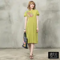 在飛比找momo購物網優惠-【潘克拉】彩線繡花旗袍式捲洋裝-F(桃/綠)