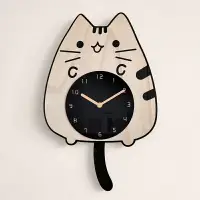 在飛比找樂天市場購物網優惠-日式可愛貓咪木質掛鐘貓貓搖尾巴桐木掛鐘 卡通牆上靜音時鐘 房