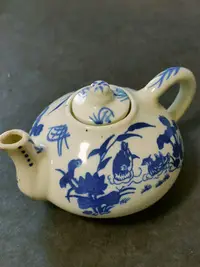 在飛比找Yahoo!奇摩拍賣優惠-567年代，景德鎮青花瓷器，青花茶壺