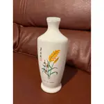 台灣製白色雕花茅台酒瓷器花瓶