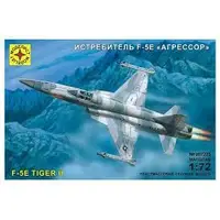在飛比找蝦皮購物優惠-軍事模型 F-5E“Aggressor”1 /72 表演飛機