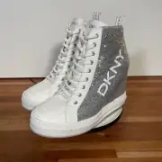 DKNY Sophie Faux Leather wedge Sneakers White/silver 10 M