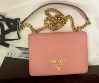 在飛比找Yahoo!奇摩拍賣優惠-Prada(十字紋牛皮）logo 護肩金色長鍊包（🙋全配；美