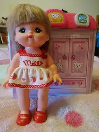 在飛比找Yahoo!奇摩拍賣優惠-「美樂媽咪」小美樂娃娃+美容院+推車+衣櫥+美髮配件