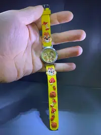 在飛比找Yahoo!奇摩拍賣優惠-正版迪士尼手錶，稀有款式松樹奇奇蒂蒂，造型特別可愛，錶帶圖案