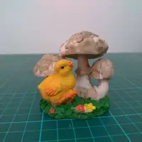 在飛比找蝦皮購物優惠-蘑菇小雞 公仔 雕像 擺飾