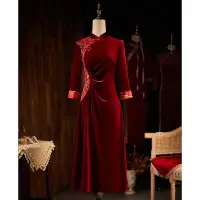 在飛比找Yahoo!奇摩拍賣優惠-婚禮媽媽禮服2023新款高貴喜婆婆婚宴裝長袖紅絲絨旗袍結婚秋