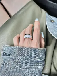 在飛比找Yahoo!奇摩拍賣優惠-個性黑陶瓷鈦鋼18K玫瑰金不掉色指環男高級感情侶對戒食指戒指