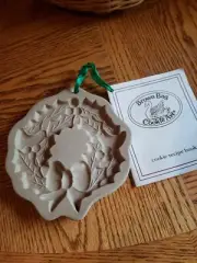 Vintage Brown Bag Cookie Art Mold Wreath Dated 1988 retired. With Recipe Book