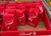(14) Bag Lot of Lindt Lindor Milk Chocolate Truffles 0.8 Oz Each *O