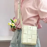 在飛比找momo購物網優惠-【MoonDy】韓國包包 小側背包 旅行小包 編織包包 女生
