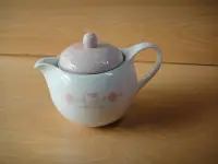 在飛比找Yahoo!奇摩拍賣優惠-HELLO KITTY 蕾絲 紅茶壺、泡茶壺～1997年～