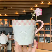 在飛比找蝦皮購物優惠-✵✔新款星巴克櫻花菱格紋陶瓷馬克杯粉色咖啡杯水杯桌面杯