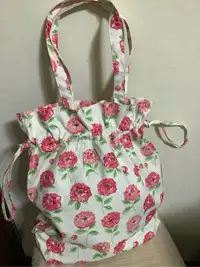 在飛比找Yahoo!奇摩拍賣優惠-英國品牌Cath kidston兩側抽繩縮口肩揹包