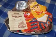 WILTON COMPLETE INSTRUCTIONS FOR BAKING & DECORATING BERT & ERNIE CAKE PAN.