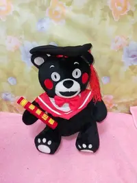 在飛比找Yahoo!奇摩拍賣優惠-正版 熊本熊 kumamon 學士服 畢業 畢業禮物 絨毛玩