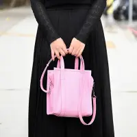 在飛比找Yahoo奇摩購物中心優惠-BALENCIAGA Bazar XS 燙銀LOGO小牛皮手