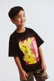 [Cotton On Kids] Cotton On Kids - Pokémon Drop Shoulder Short Sleeve Tee - Lcn pok black/pikachu electric type 4 LCN POK BLACK/PIKACHU ELECTRIC TYPE