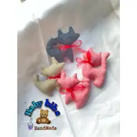 在飛比找蝦皮購物優惠-Baby Bibs  - 英式歐風 純職人手作 貓星人布偶 